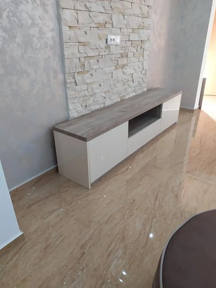 TV komoda — pogled sa strane