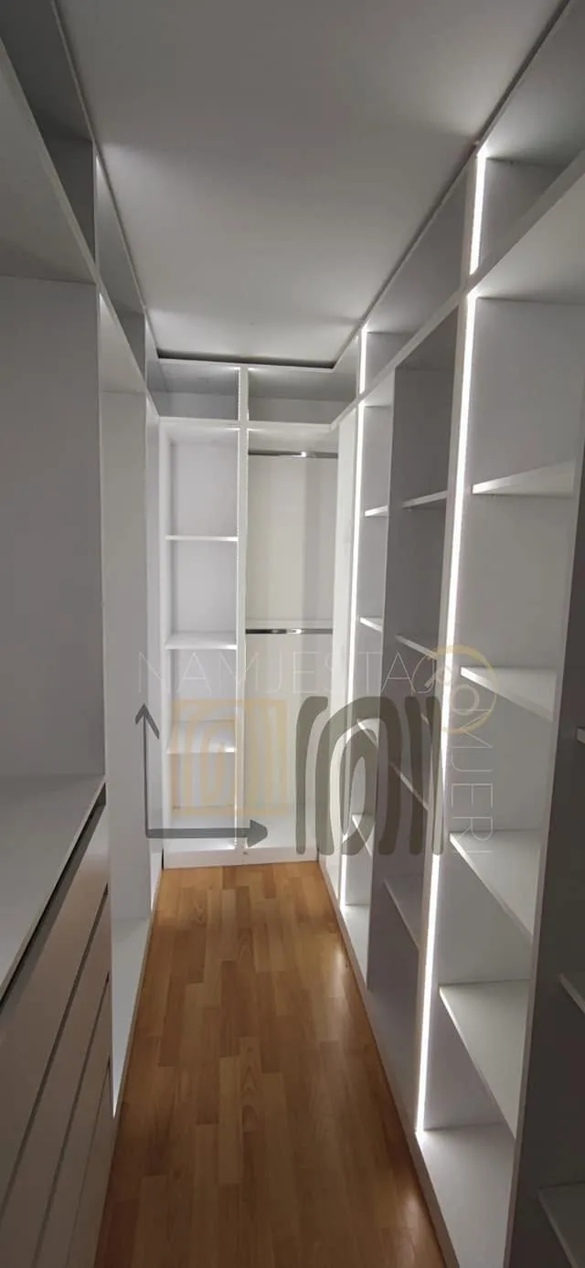 LED profili duž garderobera