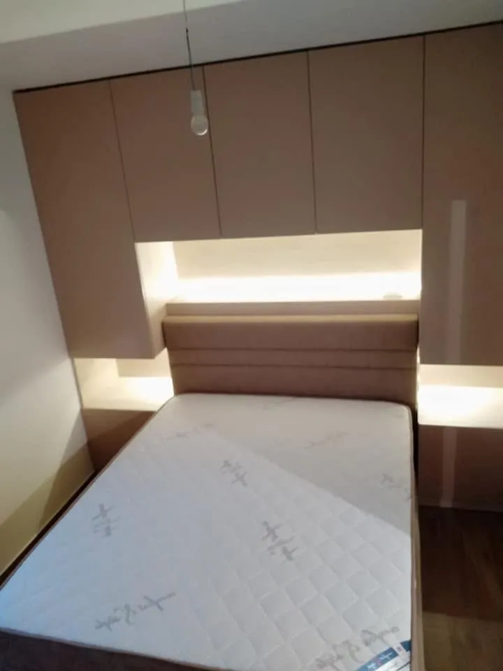 Uzglavlje i LED rasvjeta u niši