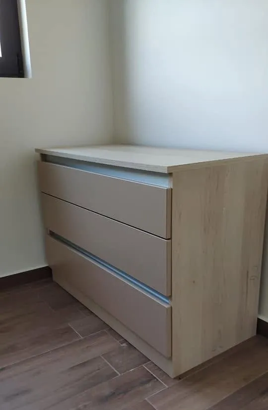 Komoda sa tri ladice — pogled sa strane