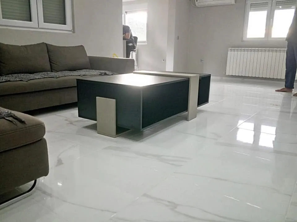 Stočić u crnom i bež