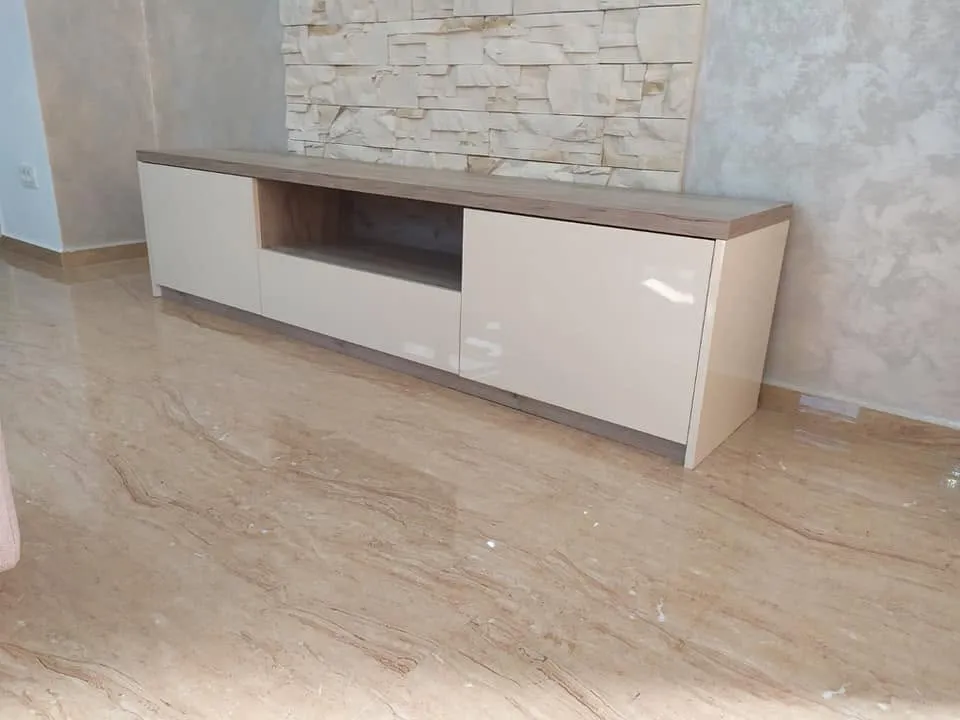 Niska TV komoda u krem sjaju i hrastu