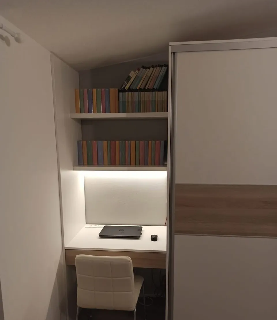 Radni sto u niši pored kliznog plakara