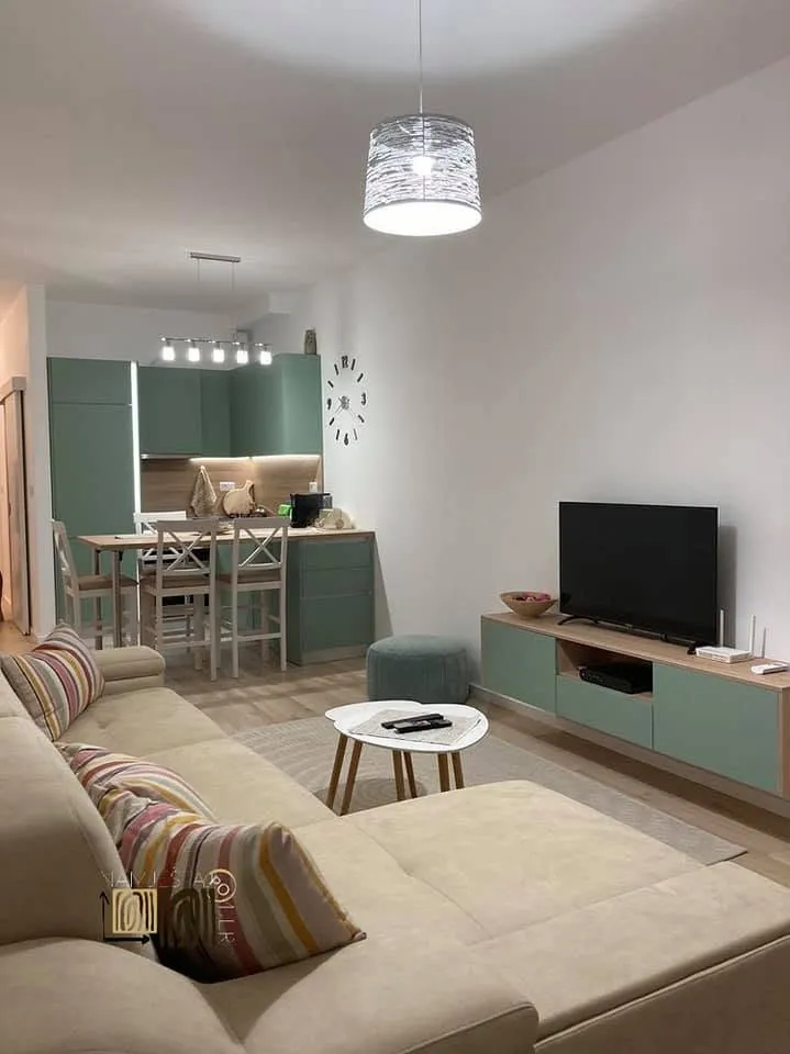 Dnevni boravak sa TV komodom u žalfiji i hrastu