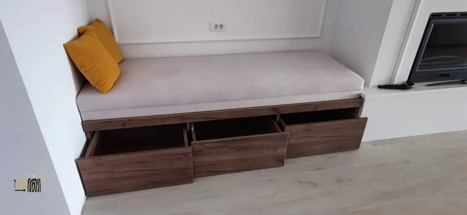 Klupa sa otvorenim ladicama u dekoru oraha