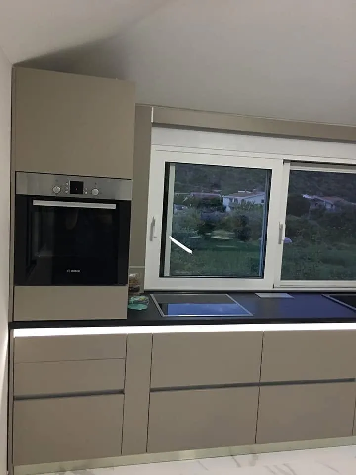 Visoki element sa pećnicom i radna ploča