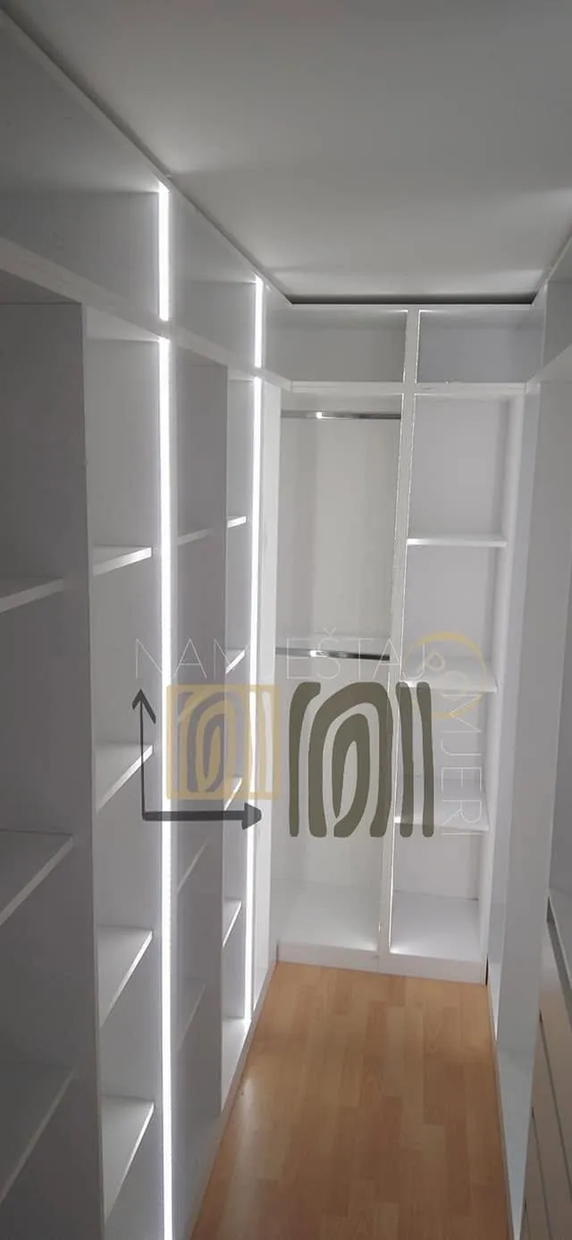 Prolaz kroz garderober sa LED rasvjetom
