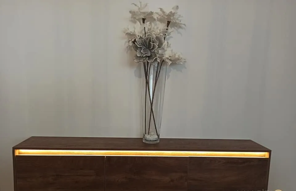 Komoda u orahu sa LED trakom