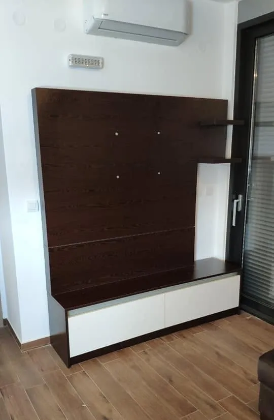 TV panel u tamnom drvetu sa bijelim elementom
