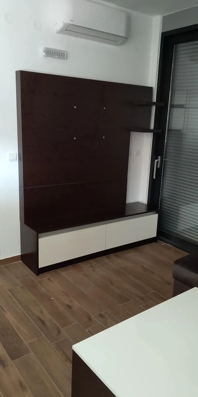 TV panel uz prozor