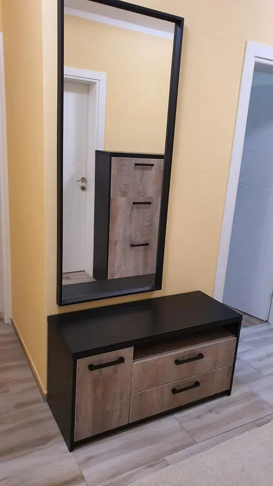 Konzola sa ogledalom u predsoblju
