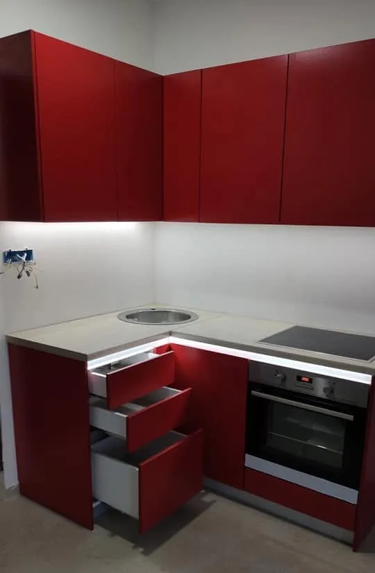 Otvorena ladica ispod ploče za kuvanje