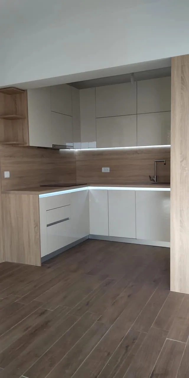 Kuhinja u krem sjaju sa LED rasvjetom