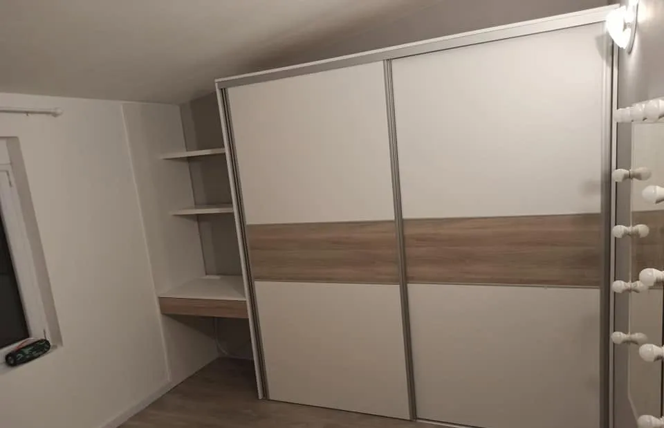 Klizni plakar u bijelom i hrastu