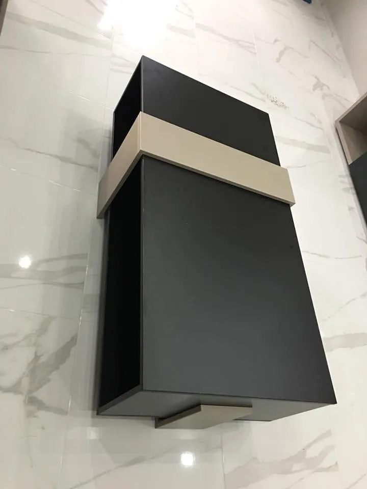 Detalj trake koja se spušta do poda