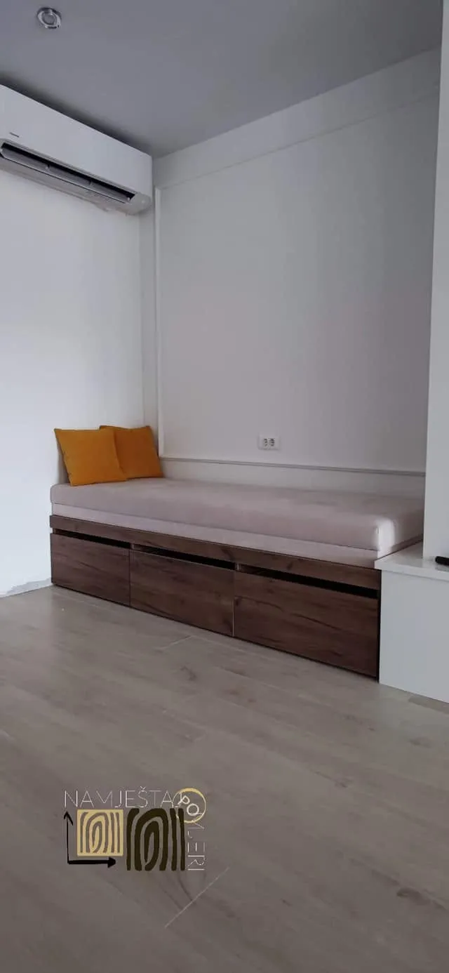 Klupa sa ladicama u sobi