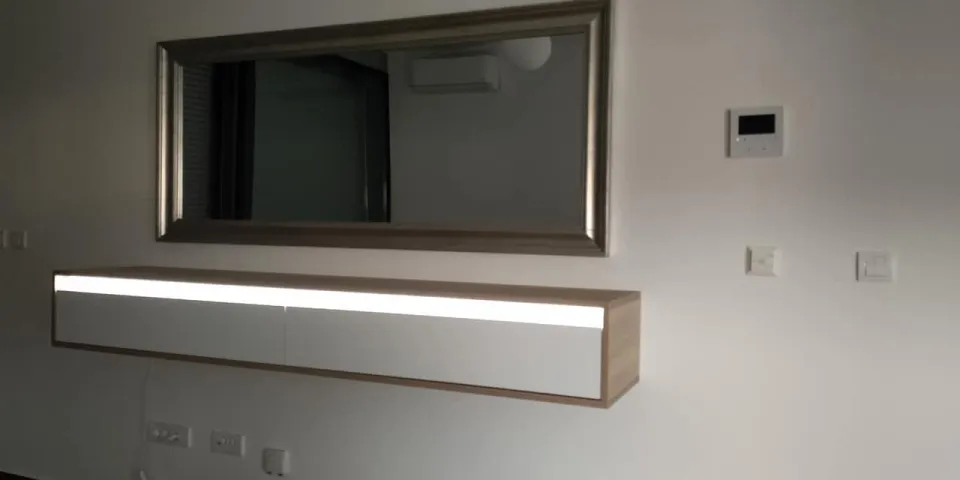 Viseća komoda sa LED linijom i ogledalom