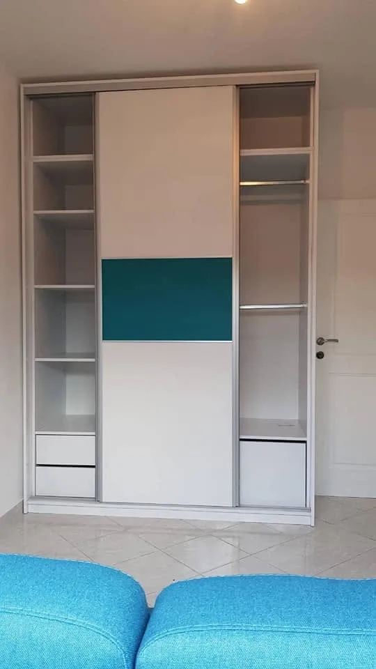 Klizni plakar sa tirkiznom staklenom trakom